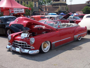 Картинка автомобили выставки уличные фото