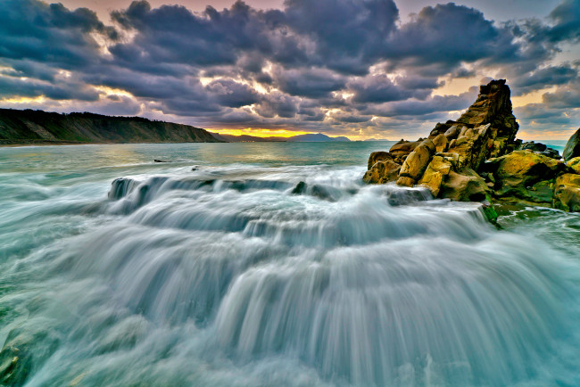 Обои картинки фото природа, моря, океаны, море, закат, камни