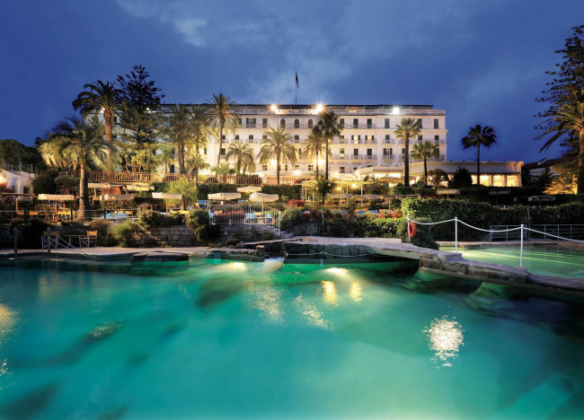 Обои картинки фото san, remo, города, огни, ночного, пальма, отель, италия