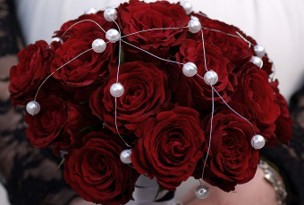 Картинка цветы розы бусины бордовый букет