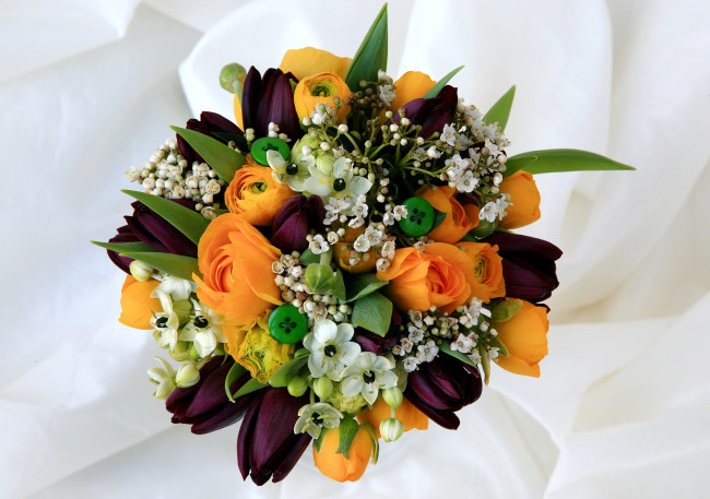 Обои картинки фото цветы, букеты, композиции, пуговицы, тюльпаны, розы