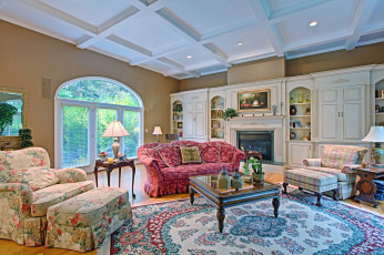 Картинка интерьер гостиная камин кресло лампа стол