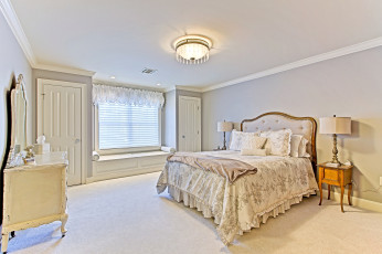 Картинка интерьер спальня комод кровать окно