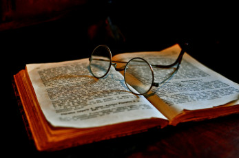 Картинка разное канцелярия книги очки книга