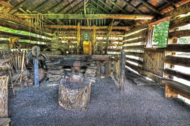 Обои картинки фото разное, ремесла, поделки, рукоделие, наковальня, инструменты, помещение, кузница