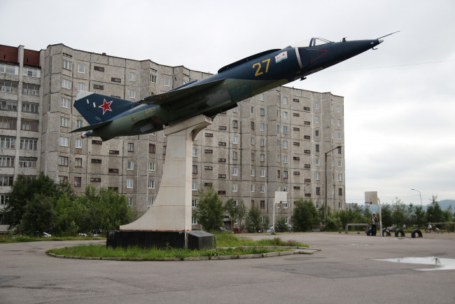 Обои картинки фото авиация, памятник, самолёту, здание