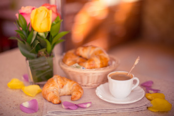 Картинка еда кофе +кофейные+зёрна лепестки круассаны