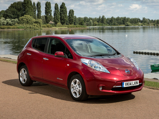 Обои картинки фото автомобили, nissan, datsun, 2013г, uk-spec, leaf, красный