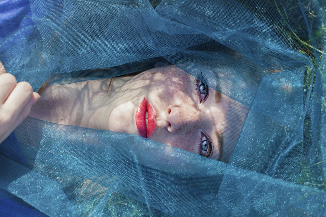 Обои картинки фото девушки, -unsort , лица,  портреты, голубые, глаза, макияж, взгляд, лежит, девушка