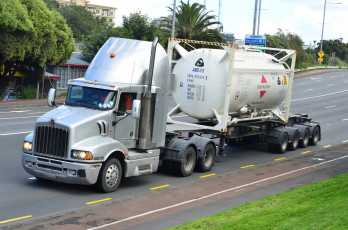 обоя автомобили, kenworth , выставка, улица, грузовик