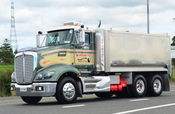 обоя автомобили, kenworth , выставка, улица, грузовик