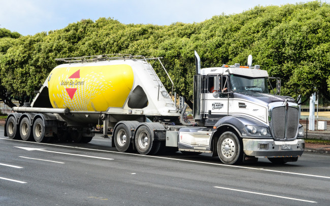 Обои картинки фото автомобили, kenworth , выставка, улица, грузовик