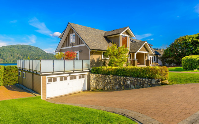 Обои картинки фото города, - здания,  дома, горы, газон, деревья, кусты, дом, зелень, лес, лето, дизайн, пейзаж, река, небо, солнце, особняк