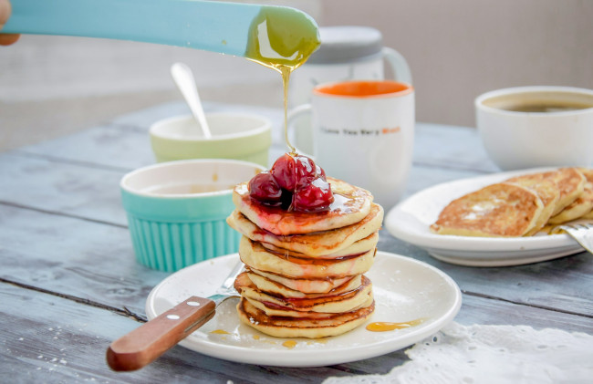 Обои картинки фото еда, блины,  оладьи, ягоды, завтрак, оладьи, джем
