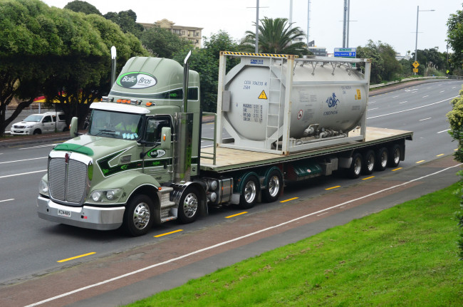 Обои картинки фото автомобили, kenworth , выставка, улица, грузовик