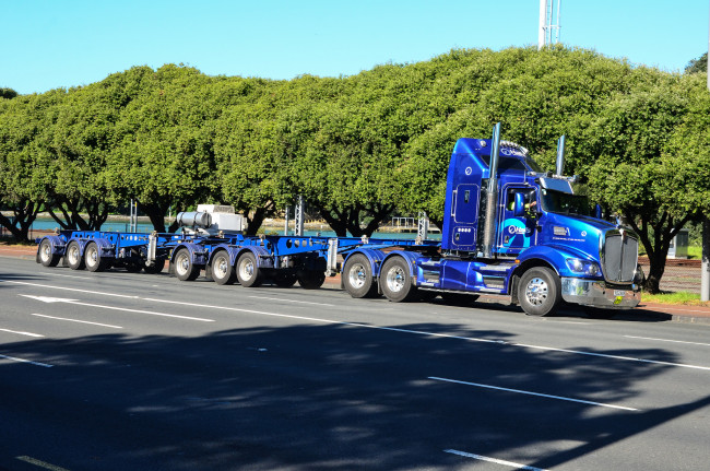 Обои картинки фото автомобили, kenworth , выставка, улица, грузовик