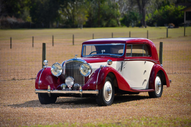 Обои картинки фото автомобили, классика, красный, автомобиль, изгородь, деревья, трава, белый