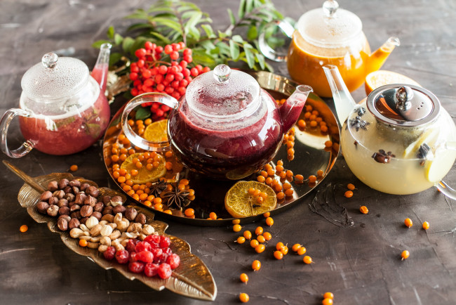 Обои картинки фото еда, напитки, облепиха, ветки, посуда, рябина, напиток