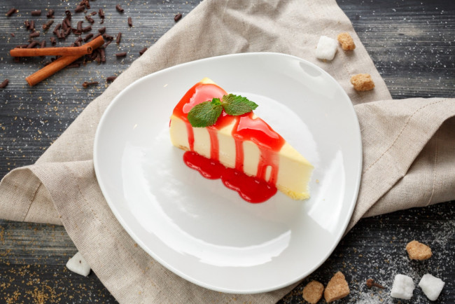 Обои картинки фото еда, торты, чизкейк, сироп, корица, клубника, десерт