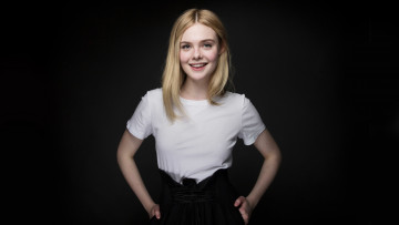 Картинка девушки elle+fanning блондинка юбка улыбка футболка el fanning