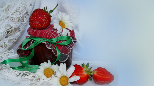 Обои картинки фото еда, клубника,  земляника, ромашки