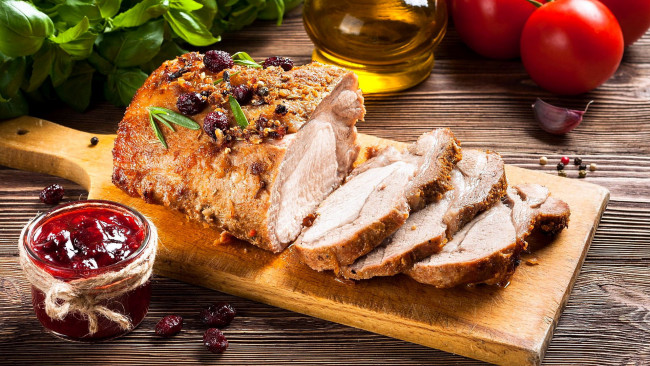 Обои картинки фото еда, мясные блюда, базилик, буженина, помидоры, джем