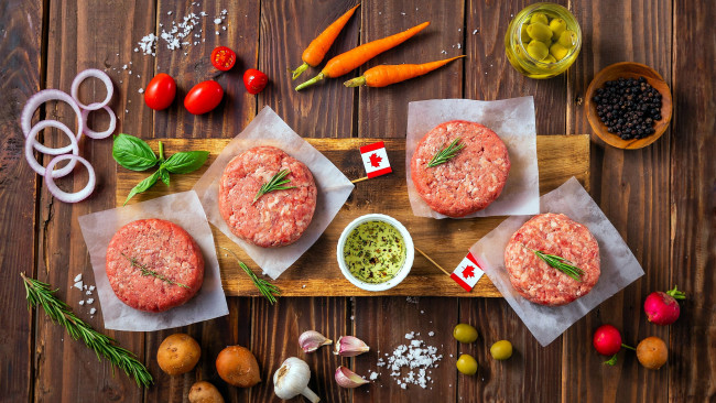 Обои картинки фото еда, мясные блюда, бифштекс, розмарин, чеснок, соус