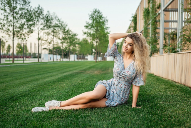 Обои картинки фото девушки, - блондинки,  светловолосые, блондинка, поза, лужайка