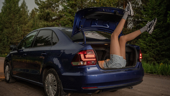 Обои картинки фото автомобили, -авто с девушками, volkswagen, polo