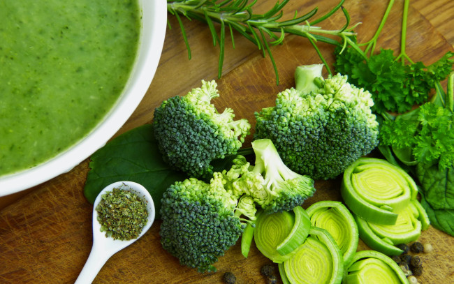 Обои картинки фото еда, овощи, брокколи, лук, порей, розмарин, петрушка