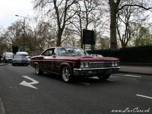 Картинка автомобили выставки уличные фото