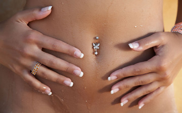 Картинка -Unsort+Женские+прелести девушки unsort женские прелести руки капли тело шикарный упругий+животик на+пальчике кольцо холёные+руки маникюр пирсинг