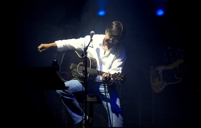 Обои картинки фото музыка, ддт, рок, микрофон, юрий, шевчук, гитара, выступление