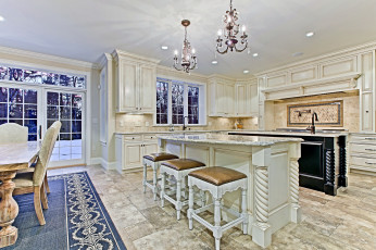 Картинка интерьер кухня стулья столы люстры