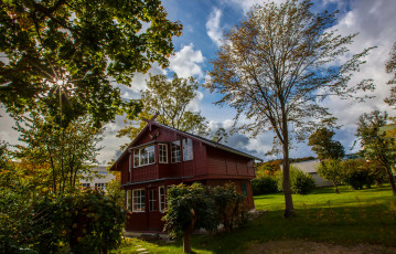 Картинка города здания дома лужайка кусты дом деревья