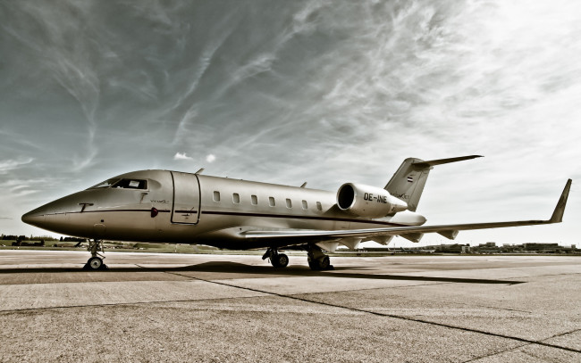 Обои картинки фото авиация, пассажирские, самолёты, стоянка, бизнес-класс, реактивный, самолт, пассажирский