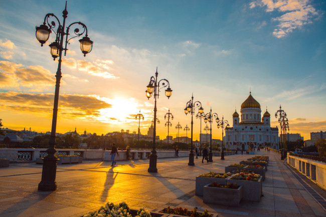 Обои картинки фото города, москва, россия, храм, христа, спасителя, фонари, вечер