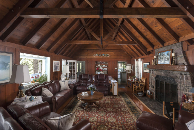 Обои картинки фото интерьер, гостиная, кресла, камин, балки