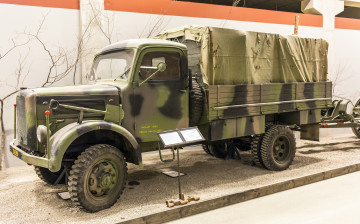 Картинка kl& 246 ckner-humboldt-deutz+a3000+tgb+m+42+m техника военная+техника музей экспозиция