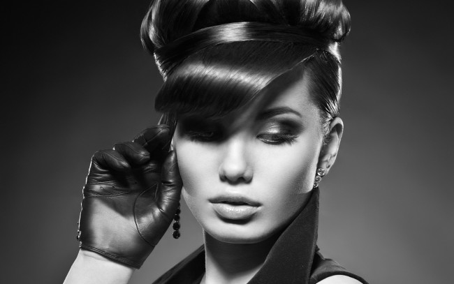 Обои картинки фото девушки, -unsort , Черно-белые обои, девушка, перчатка, прическа, взгляд, черно, белое, фото
