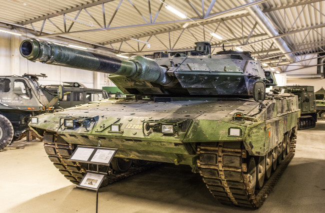 Обои картинки фото leopard 2 s strv 122, техника, военная техника, музей, экспозиция