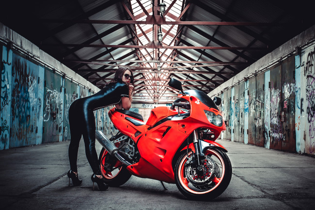 Обои картинки фото мотоциклы, мото с девушкой, мото, красный