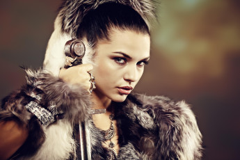 Картинка девушки -unsort+ лица +портреты воительница амазонка взгляд меч мех украшения