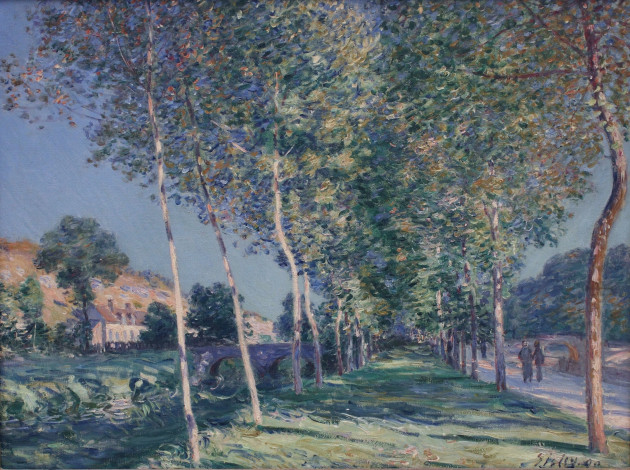 Обои картинки фото alley of poplars in the outskirts of moret sur loing, рисованное, alfred sisley, деревья, аллея, дом, люди, дорога