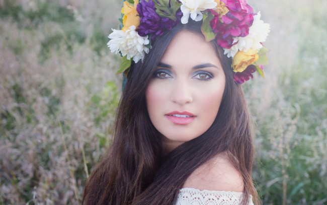 Обои картинки фото девушки, -unsort , лица,  портреты, девушка, цветы, макияж, взгляд, портрет, венок