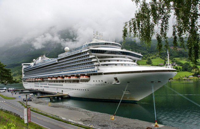 Обои картинки фото caribbean princess, корабли, лайнеры, круиз, причал, лайнер, океанский