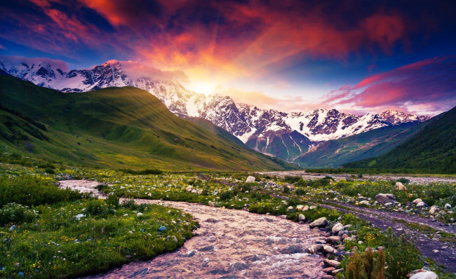 Обои картинки фото природа, реки, озера, закат, лучи, горы, трава, ручей