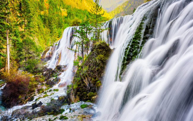 Обои картинки фото природа, водопады, лес, осень, sichuan, province, скалы, китай, деревья, водопад, горы, pearl, shoal, waterfall, солнечно, камни