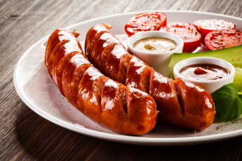 Картинка еда шашлык +барбекю гриль сосиска горчица мята огурец кетчуп томат помидоры