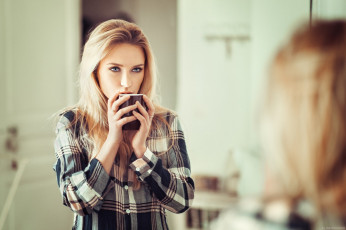 Картинка девушки eva+mikulski рубашка блондинка модель ева микульски чашка